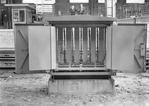 803455 Afbeelding van een geopende relaiskast voor de N.X.-beveiliging van het N.S.-station 's-Hertogenbosch te ...